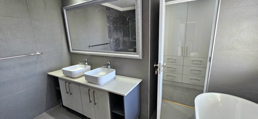 7 Bedroom Property for Sale in Gansbaai Central Western Cape